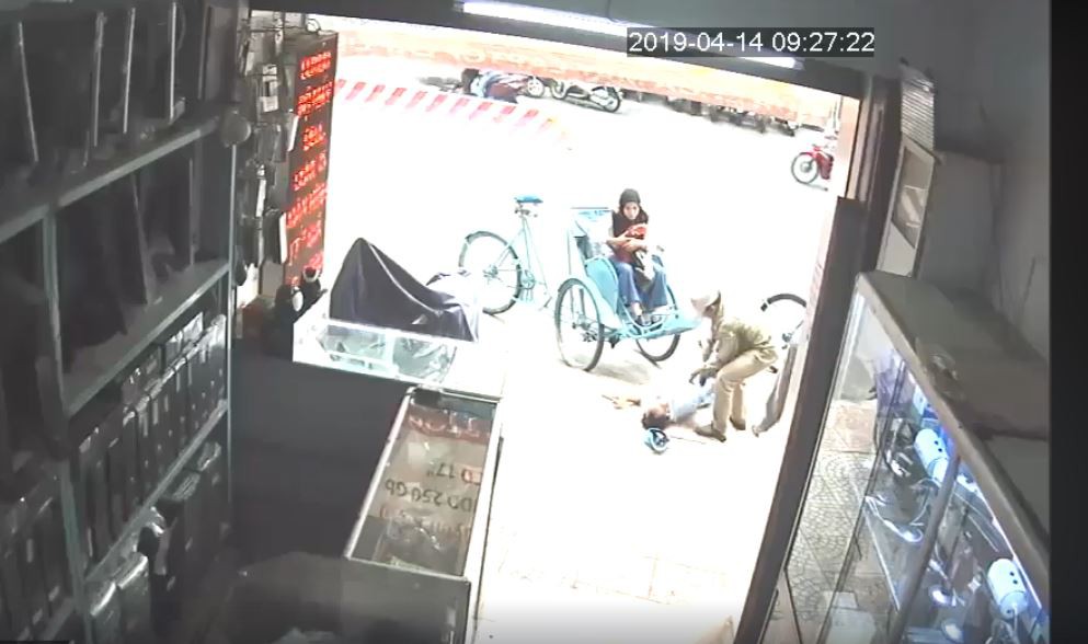 Nguyên nhân người đàn ông chạy xích lô đột nhiên ngã vật ra đường nằm im giữa trời nắng nóng - Ảnh 2. Nguyên nhân người đàn ông chạy xích lô đột nhiên ngã vật ra đường nằm im giữa trời nắng nóng - Ảnh 2.