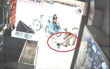Clip: Người đàn ông chạy xích lô ngã vật ra đường nghi do đột quỵ, giữa Sài Gòn nắng nóng đổ lửa