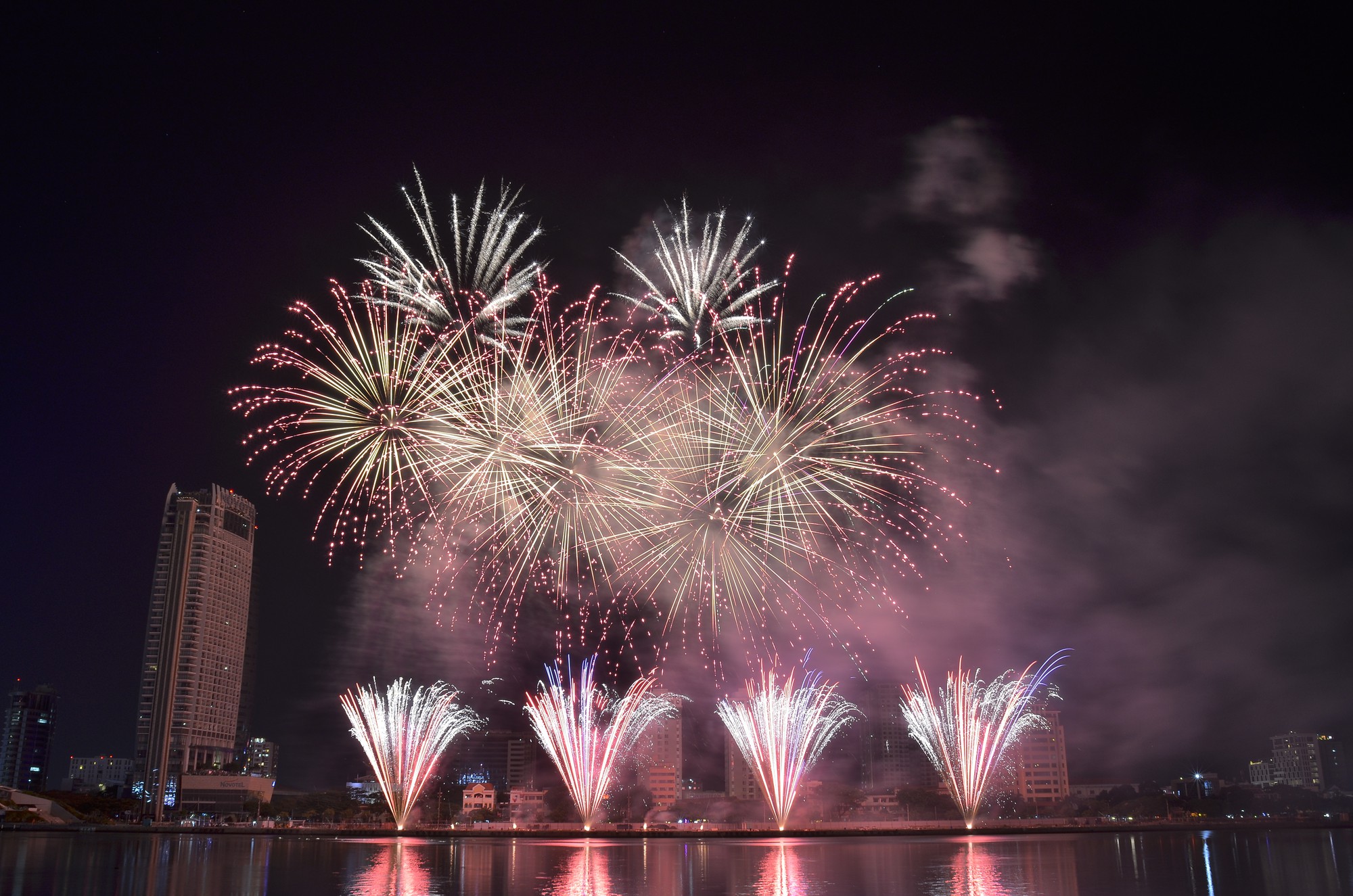 Tạm ngưng hoạt động cảng sông Hàn phục vụ Lễ hội pháo hoa quốc tế Đà Nẵng 2019 - Ảnh 2. Tạm ngưng hoạt động cảng sông Hàn phục vụ Lễ hội pháo hoa quốc tế Đà Nẵng 2019 - Ảnh 2.