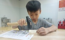 Dạy cưa gỗ, đóng đinh, khoan cắt trong trường tiểu học
