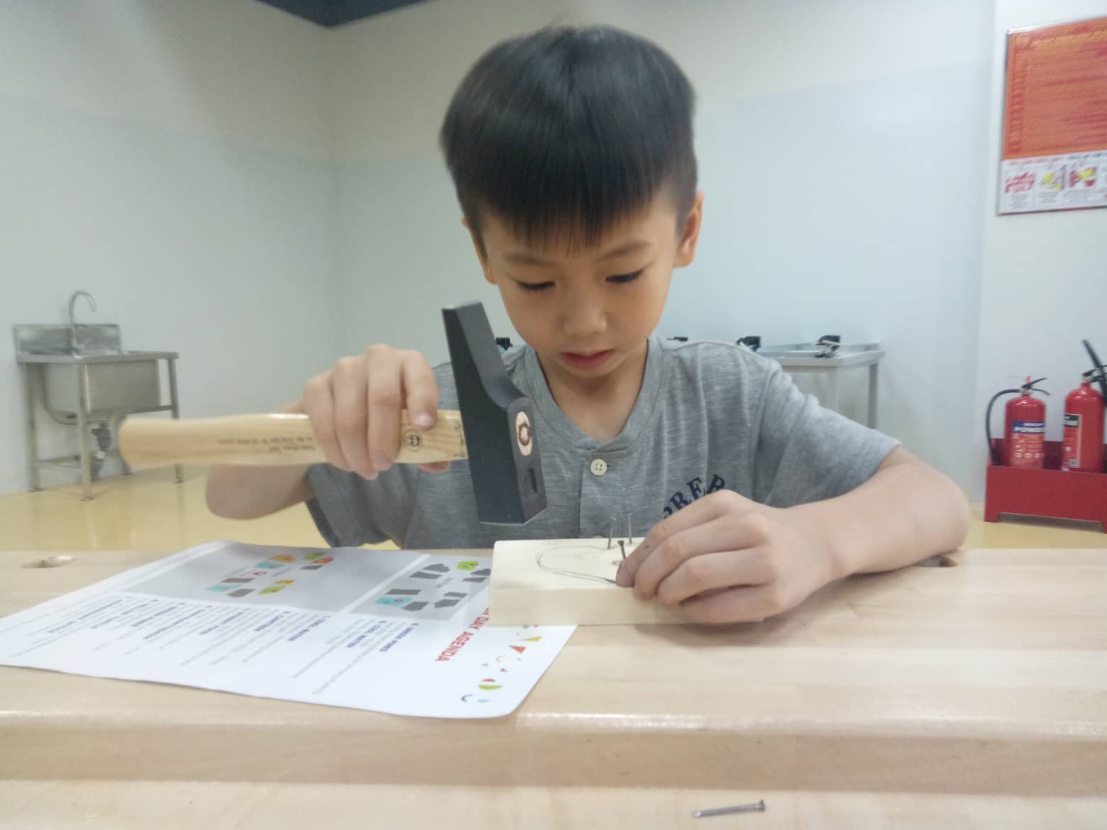 Dạy cưa gỗ, đóng đinh, khoan cắt trong trường tiểu học - Ảnh 2.