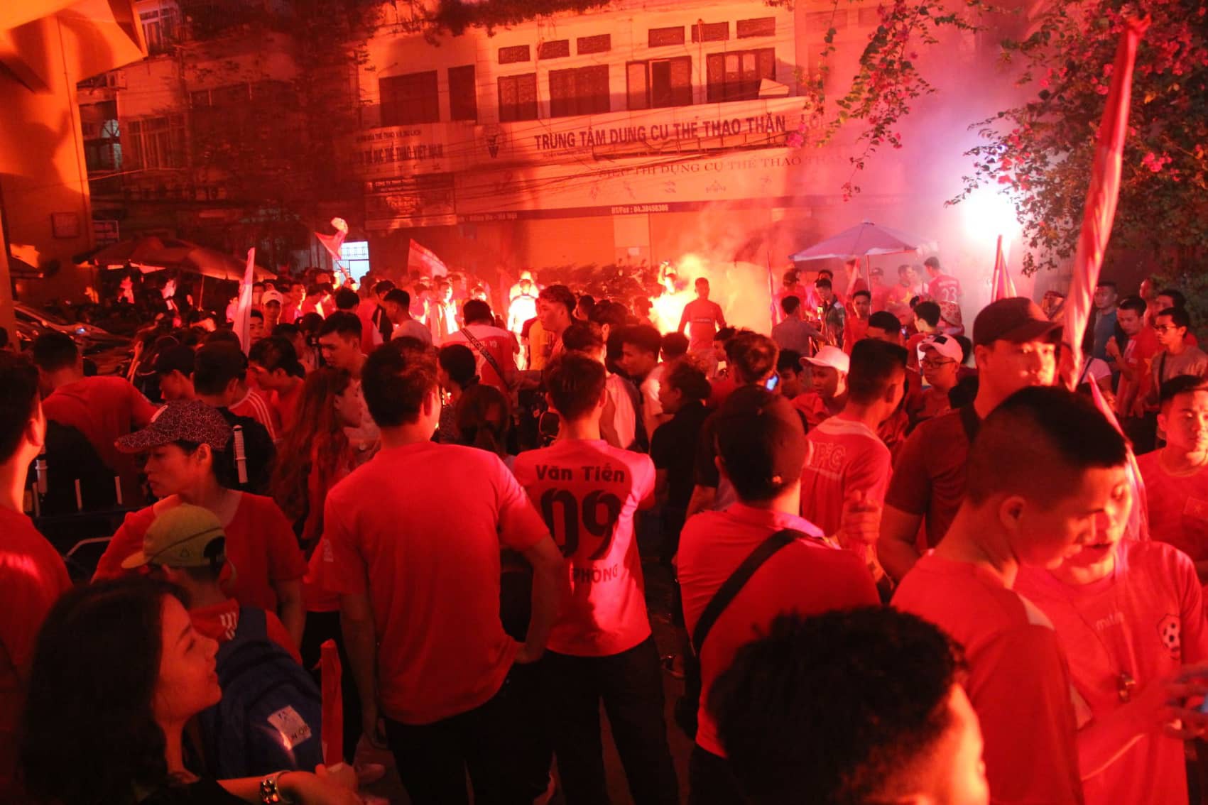 Pháo sáng CĐV Hải Phòng nhuộm đỏ sân Hàng Đẫy - Ảnh 2. Pháo sáng CĐV Hải Phòng nhuộm đỏ sân Hàng Đẫy - Ảnh 2.