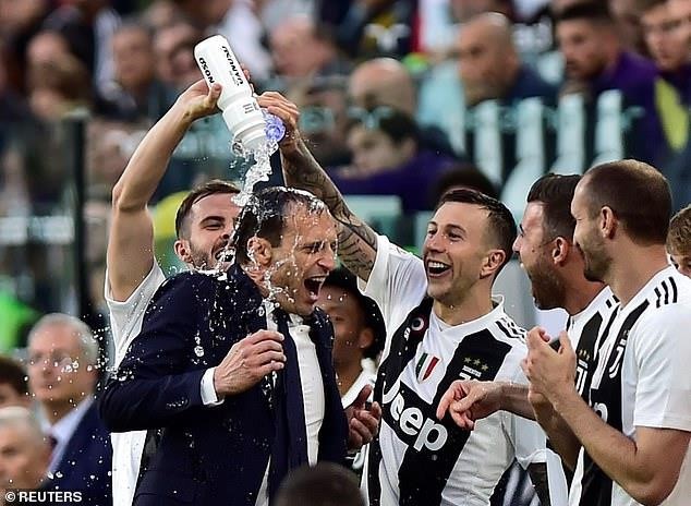 Ronaldo ăn mừng phấn khích trong ngày giành Scudetto - Ảnh 1.