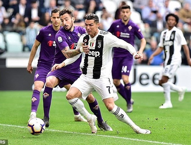 [ẢNH] Ronaldo thoải mái tu rượu khi Juve vô địch Serie A sớm 5 vòng - Ảnh 1.