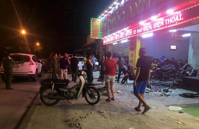 20 côn đồ chém người ở tiệm cầm đồ - Ảnh 1. 20 côn đồ chém người ở tiệm cầm đồ - Ảnh 1.