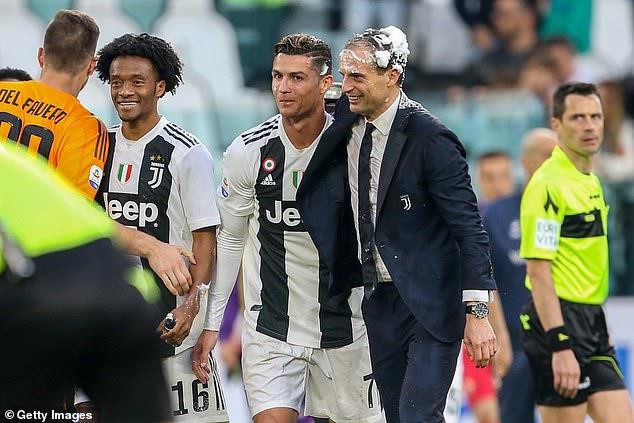 Ronaldo ăn mừng phấn khích trong ngày giành Scudetto - Ảnh 2.