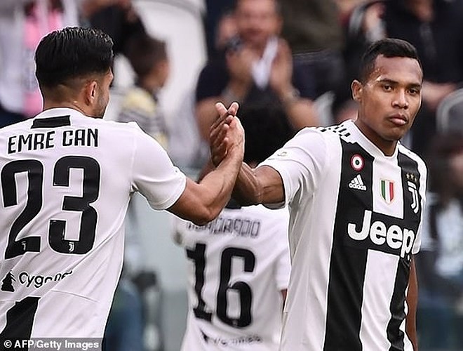 [ẢNH] Ronaldo thoải mái tu rượu khi Juve vô địch Serie A sớm 5 vòng - Ảnh 2.