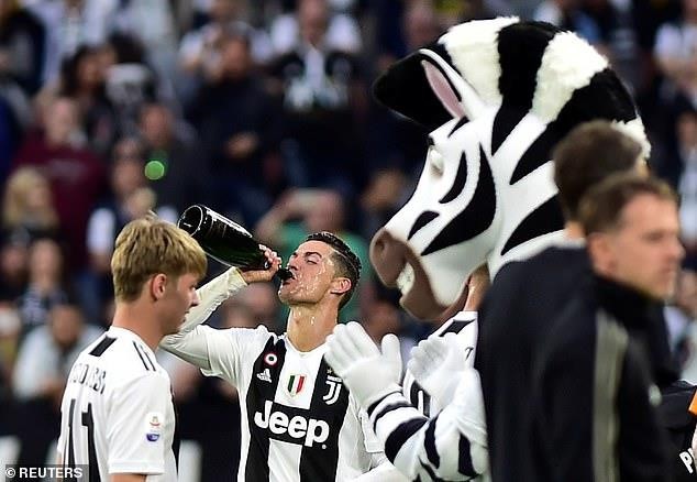 Ronaldo ăn mừng phấn khích trong ngày giành Scudetto - Ảnh 3.