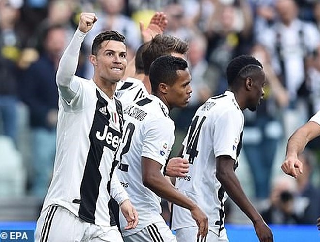 [ẢNH] Ronaldo thoải mái tu rượu khi Juve vô địch Serie A sớm 5 vòng - Ảnh 3.