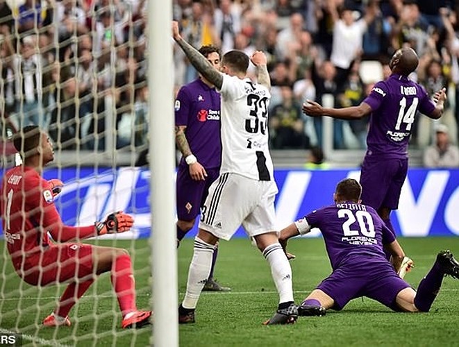 [ẢNH] Ronaldo thoải mái tu rượu khi Juve vô địch Serie A sớm 5 vòng - Ảnh 4.