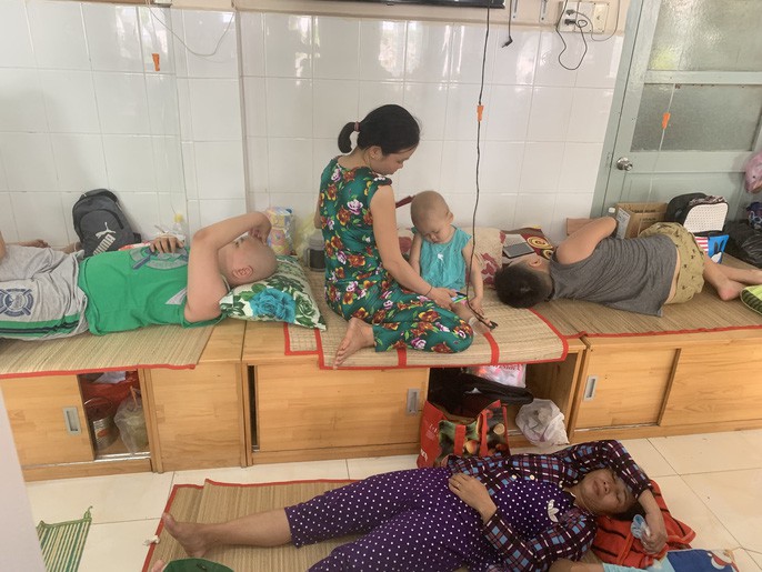 TP HCM nắng nóng hơn 43 độ C, người dân nhìn thấy ảo ảnh trên đường - Ảnh 5. TP HCM nắng nóng hơn 43 độ C, người dân nhìn thấy ảo ảnh trên đường - Ảnh 5.
