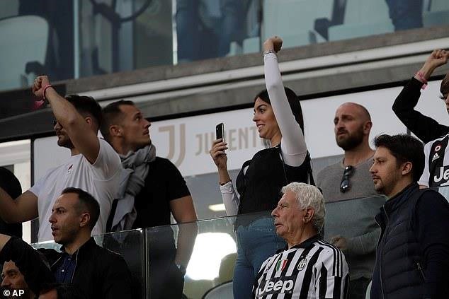 Ronaldo ăn mừng phấn khích trong ngày giành Scudetto - Ảnh 6.