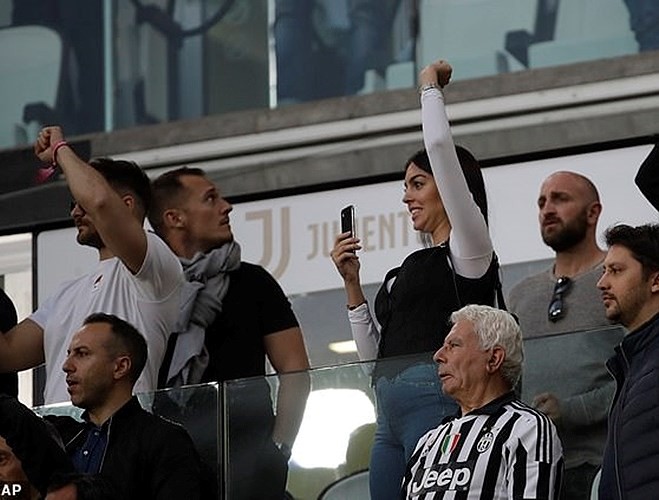 [ẢNH] Ronaldo thoải mái tu rượu khi Juve vô địch Serie A sớm 5 vòng - Ảnh 6.