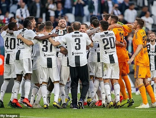 [ẢNH] Ronaldo thoải mái tu rượu khi Juve vô địch Serie A sớm 5 vòng - Ảnh 7.