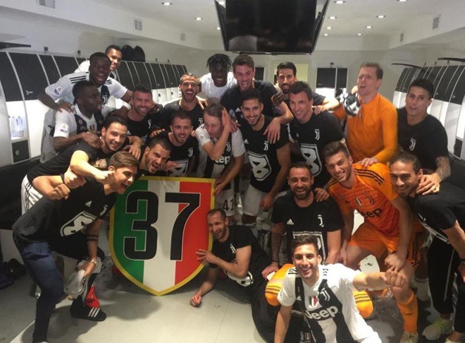 Ronaldo ăn mừng phấn khích trong ngày giành Scudetto - Ảnh 8.