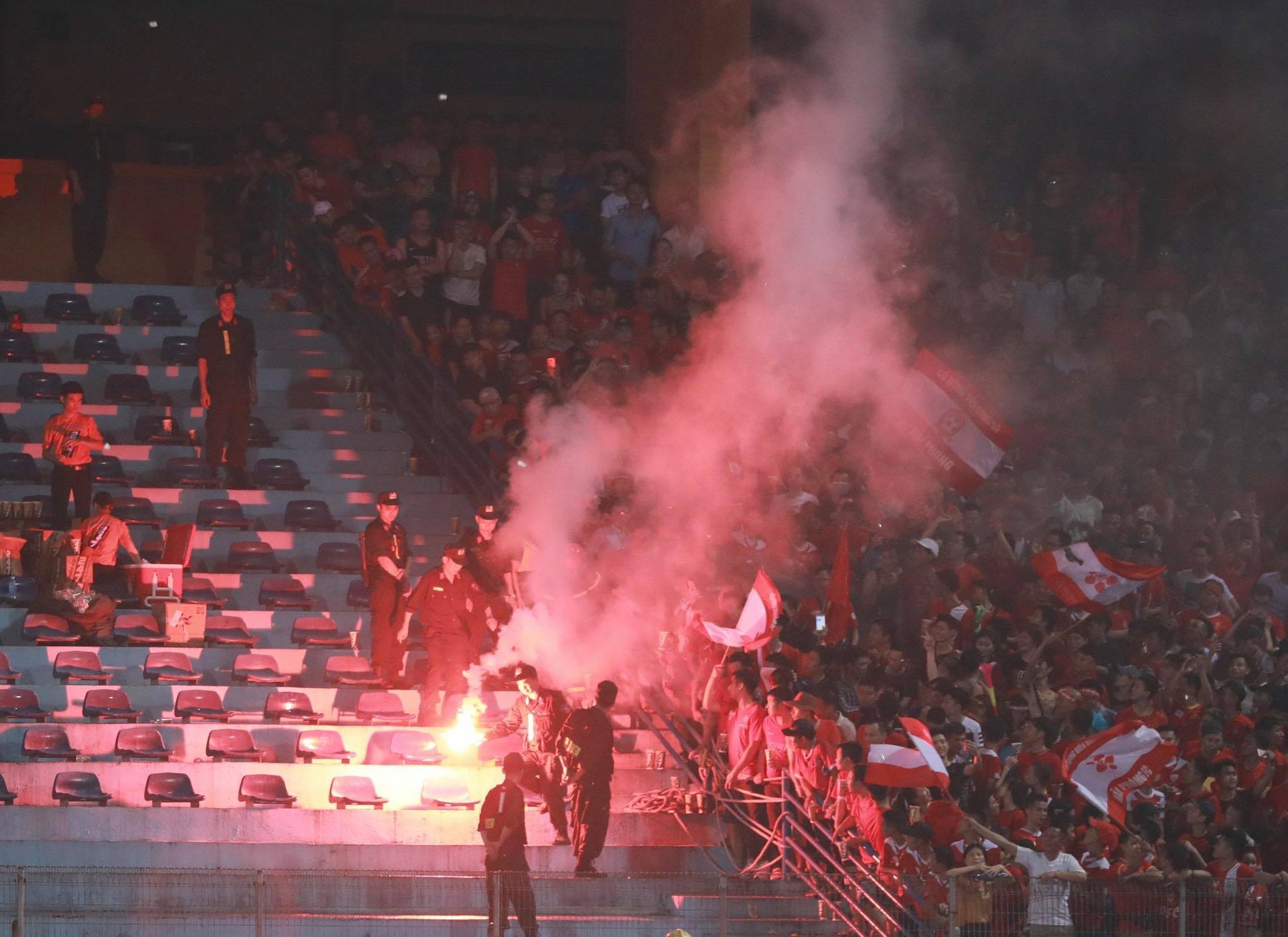 Từ vụ CĐV Hải Phòng ném pháo sáng xuống sân: Hồi chuông báo động về vấn nạn hooligan tại V-League - Ảnh 2. Từ vụ CĐV Hải Phòng ném pháo sáng xuống sân: Hồi chuông báo động về vấn nạn hooligan tại V-League - Ảnh 2.
