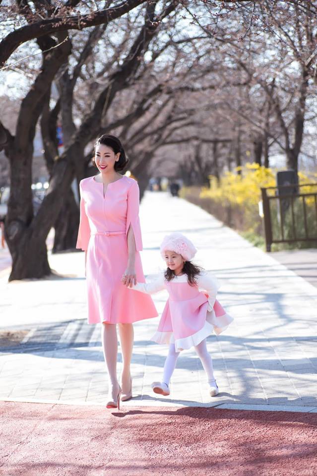 Sao Việt hôm nay (22/4): Diễm My 9x đau buồn khi mẹ qua đời, Hương Giang hút hồn với đầm xẻ táo bạo - Ảnh 3. Sao Việt hôm nay (22/4): Diễm My 9x đau buồn khi mẹ qua đời, Hương Giang hút hồn với đầm xẻ táo bạo - Ảnh 3.