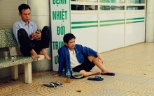 Người dân vạ vật tại bệnh viện trong cái nắng nóng 'cháy da' của Hà Nội