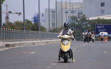 Tia UV ở TP HCM chạm mốc 12, điều gì xảy ra với người đi đường?