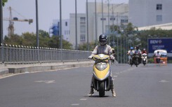 Tia UV ở TP HCM chạm mốc 12, điều gì xảy ra với người đi đường?