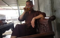 Sư trụ trì cầm ly bia nói về việc 'thả chó cắn nát mặt phật tử'