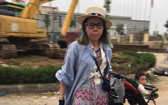 Hot girl Bella 'tái xuất', để con trai đầu trần, ‘phơi nắng’ trên đường quốc lộ