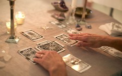Tử vi hôm nay (22/4) qua lá bài Tarot: Phân vân ở “ngã ba đường”