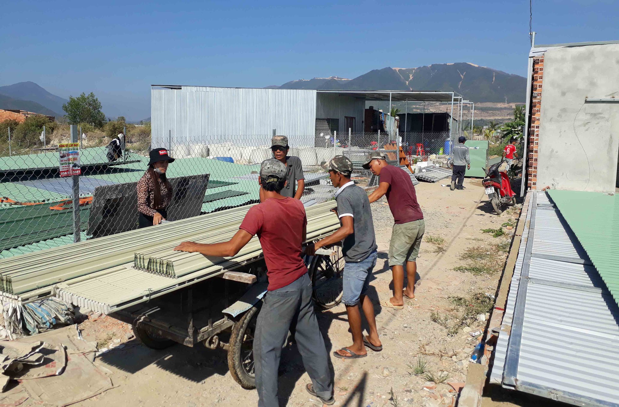 Nha Trang cưỡng chế 45 căn nhà xây dựng siêu nhanh trái phép - Ảnh 7. Nha Trang cưỡng chế 45 căn nhà xây dựng siêu nhanh trái phép - Ảnh 7.