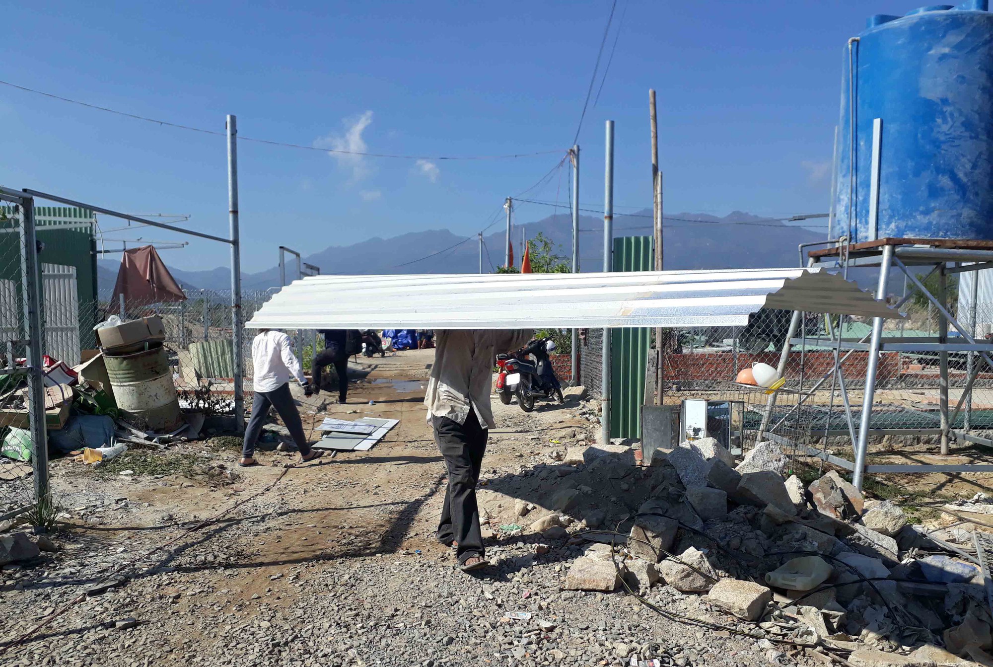 Nha Trang cưỡng chế 45 căn nhà xây dựng siêu nhanh trái phép - Ảnh 6. Nha Trang cưỡng chế 45 căn nhà xây dựng siêu nhanh trái phép - Ảnh 6.