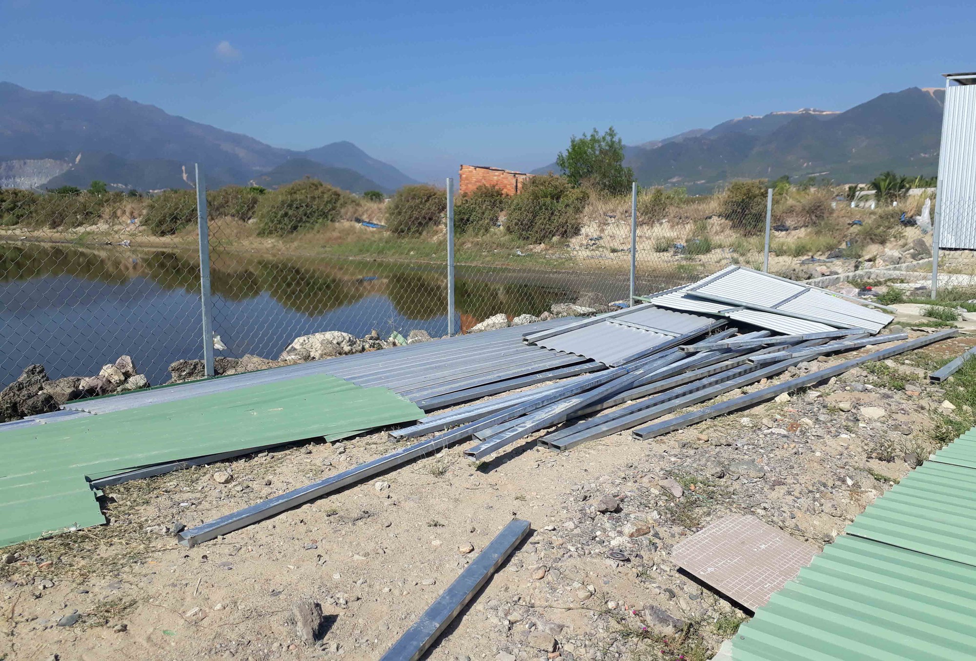 Nha Trang cưỡng chế 45 căn nhà xây dựng siêu nhanh trái phép - Ảnh 3. Nha Trang cưỡng chế 45 căn nhà xây dựng siêu nhanh trái phép - Ảnh 3.