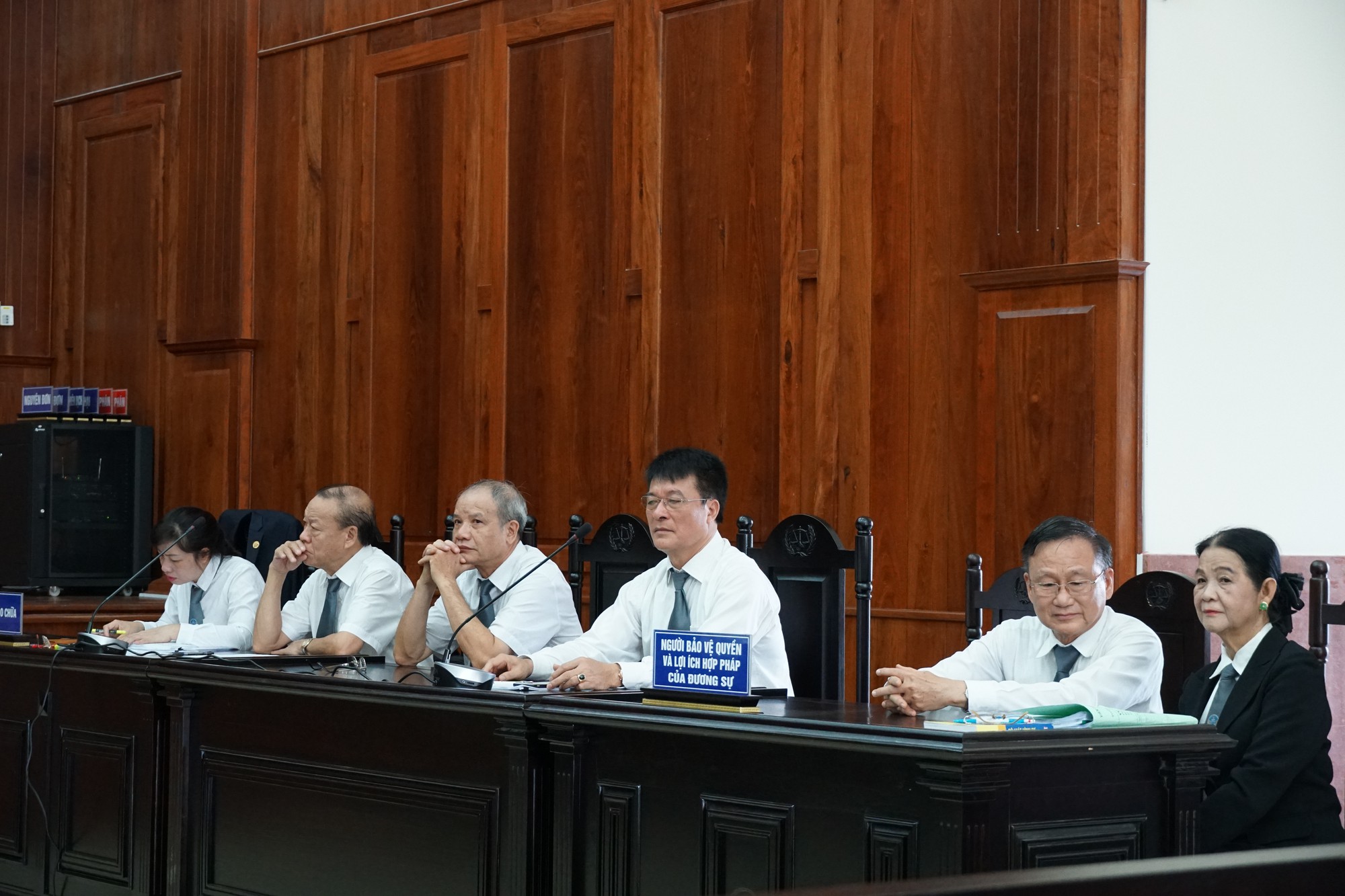 Hàng loạt luật sư vắng mặt, tòa hoãn xử phúc thẩm Vũ nhôm trong đại án ngân hàng Đông Á - Ảnh 3. Hàng loạt luật sư vắng mặt, tòa hoãn xử phúc thẩm Vũ nhôm trong đại án ngân hàng Đông Á - Ảnh 3.