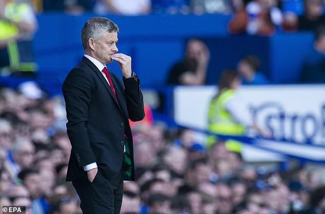 MU thua tan nát Everton: HLV Solskjaer cay đắng đi vòng quanh sân, chắp tay xin lỗi CĐV - Ảnh 1. MU thua tan nát Everton: HLV Solskjaer cay đắng đi vòng quanh sân, chắp tay xin lỗi CĐV - Ảnh 1.