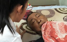 Phó Giám đốc Sở VHTT TP HCM đến bệnh viện động viên nghệ sĩ Lê Bình