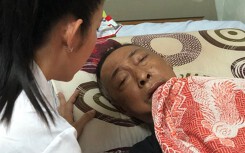 Phó Giám đốc Sở VHTT TP HCM đến bệnh viện động viên nghệ sĩ Lê Bình