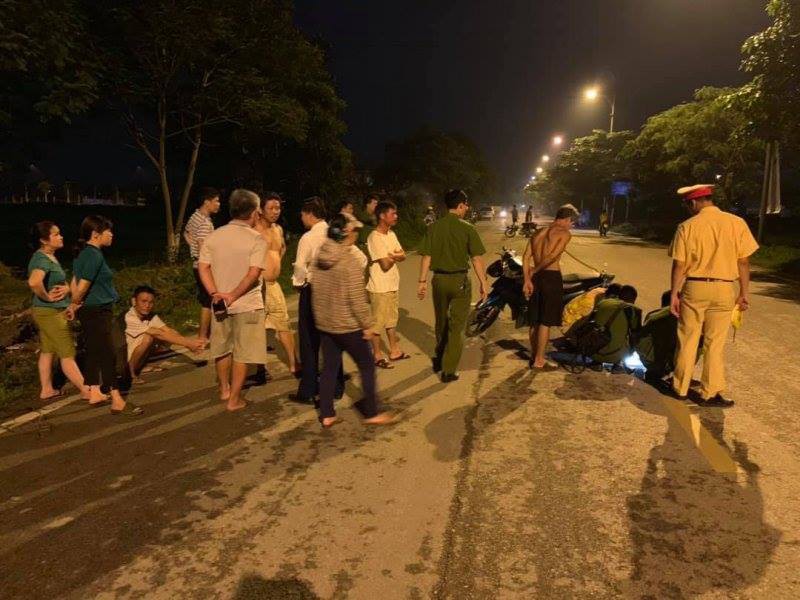 Hà Nội: Nghi vấn xe ô tô gây tai nạn kéo lê cháu bé dưới lòng đường rồi bỏ chạy - Ảnh 2.