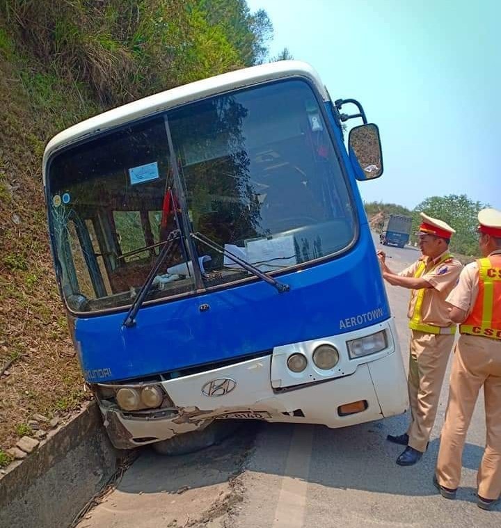 Điện Biên: 36 hành khách hoảng loạn trên xe mất phanh khi đổ đèo Pha Đin - Ảnh 1. Điện Biên: 36 hành khách hoảng loạn trên xe mất phanh khi đổ đèo Pha Đin - Ảnh 1.