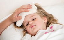 Trời nắng nóng kéo dài, mẹ cần chú ý các bệnh mùa hè nguy hiểm để phòng bệnh cho con