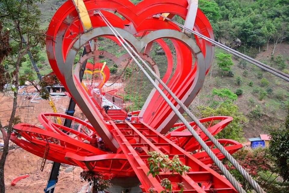 Có gì thú vị ở cầu kính trong suốt Mộc Châu khiến giới trẻ đứng ngồi không yên trong dịp lễ 30/4 - Ảnh 1. Có gì thú vị ở cầu kính trong suốt Mộc Châu khiến giới trẻ đứng ngồi không yên trong dịp lễ 30/4 - Ảnh 1.