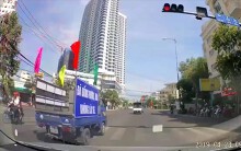 Đoàn xe tuyên truyền an toàn giao thông lại... vượt đèn đỏ