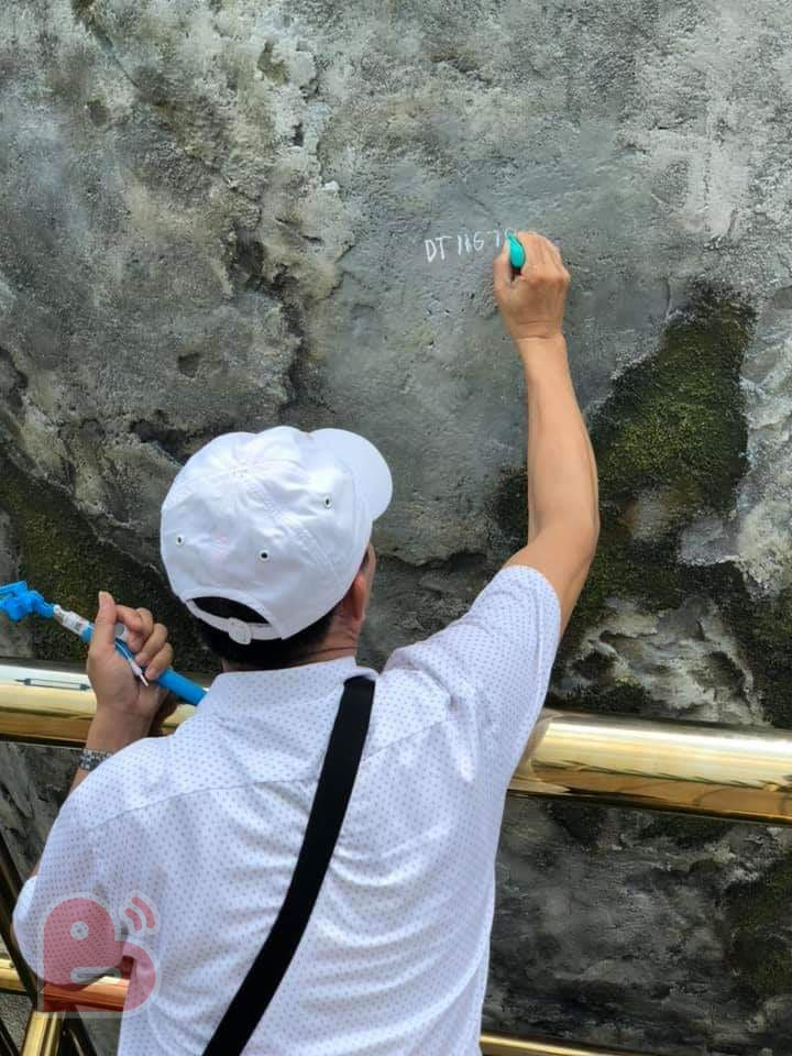 Cầu Vàng Đà Nẵng bị bôi bẩn: Đừng viết bậy nữa, xoá mệt rồi - Ảnh 1. Cầu Vàng Đà Nẵng bị bôi bẩn: Đừng viết bậy nữa, xoá mệt rồi - Ảnh 1.