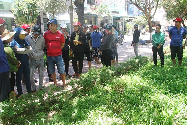 2 nhóm giang hồ chém loạn xạ trên phố, 1 người chết tại chỗ - Ảnh 1.