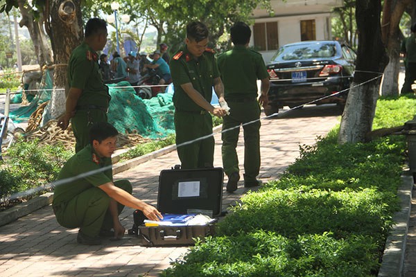 2 nhóm giang hồ chém loạn xạ trên phố, 1 người chết tại chỗ - Ảnh 2.