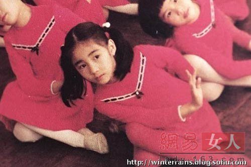 Ngắm loạt ảnh thời thơ bé siêu dễ thương của dàn sao đình đám TVB - Ảnh 7. Ngắm loạt ảnh thời thơ bé siêu dễ thương của dàn sao đình đám TVB - Ảnh 7.