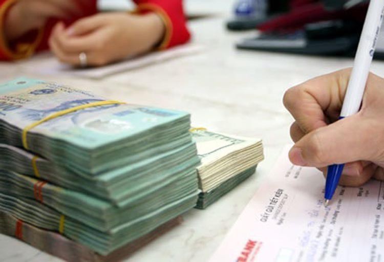 Dư nợ bị ảnh hưởng Covid-19 khoảng 2 triệu tỉ đồng, Thống đốc yêu cầu phải hỗ trợ khách hàng cá nhân gặp khó vì dịch - Ảnh 1. Dư nợ bị ảnh hưởng Covid-19 khoảng 2 triệu tỉ đồng, Thống đốc yêu cầu phải hỗ trợ khách hàng cá nhân gặp khó vì dịch - Ảnh 1.