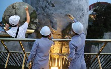 Cầu Vàng Đà Nẵng bị bôi bẩn: Đừng viết bậy nữa, xoá mệt rồi