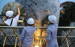 Cầu Vàng Đà Nẵng bị bôi bẩn: Đừng viết bậy nữa, xoá mệt rồi