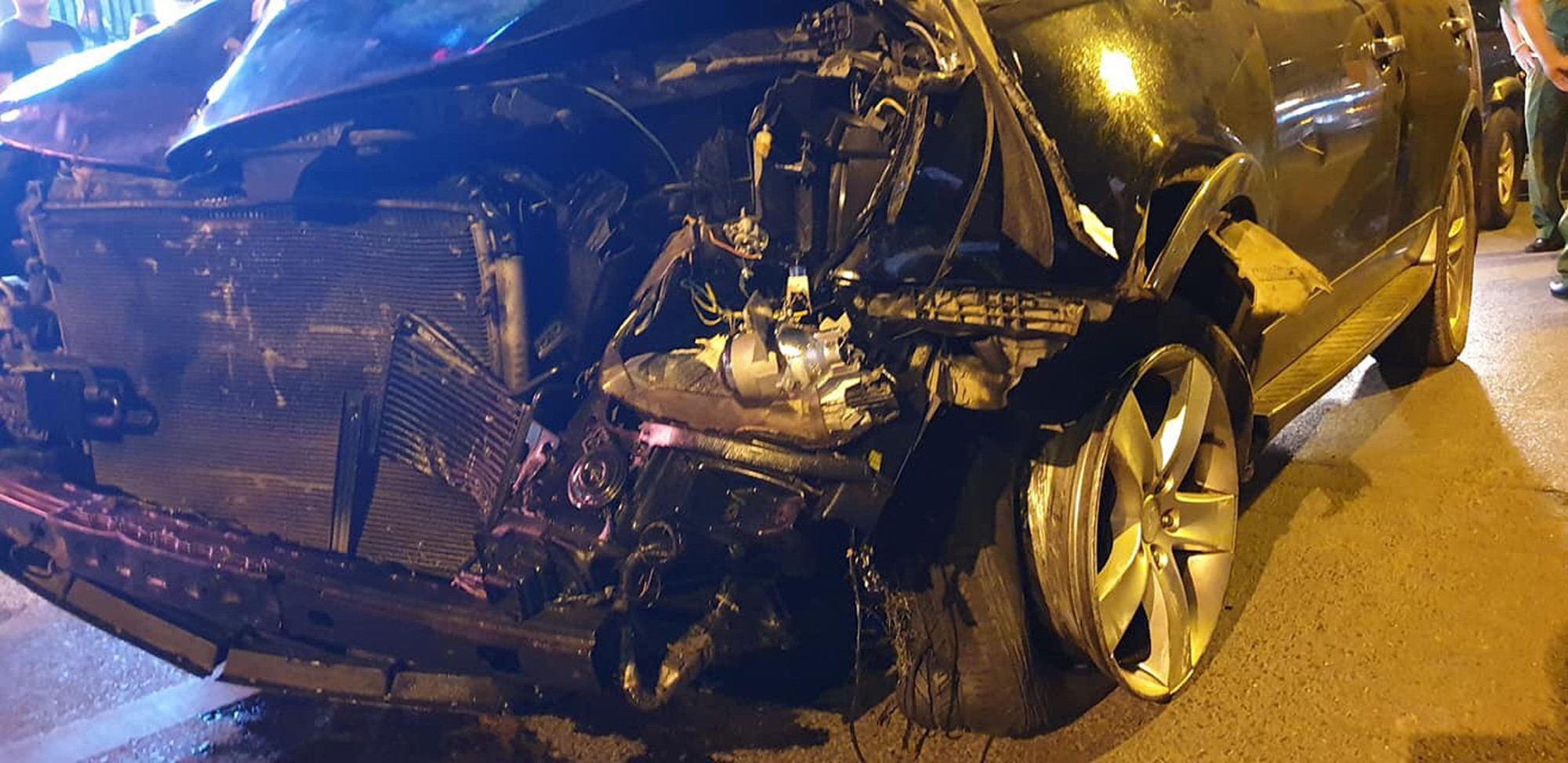Vụ xe điên đâm liên hoàn ở đường Láng: Khởi tố vụ án để điều tra nguyên nhân - Ảnh 3. Vụ xe điên đâm liên hoàn ở đường Láng: Khởi tố vụ án để điều tra nguyên nhân - Ảnh 3.