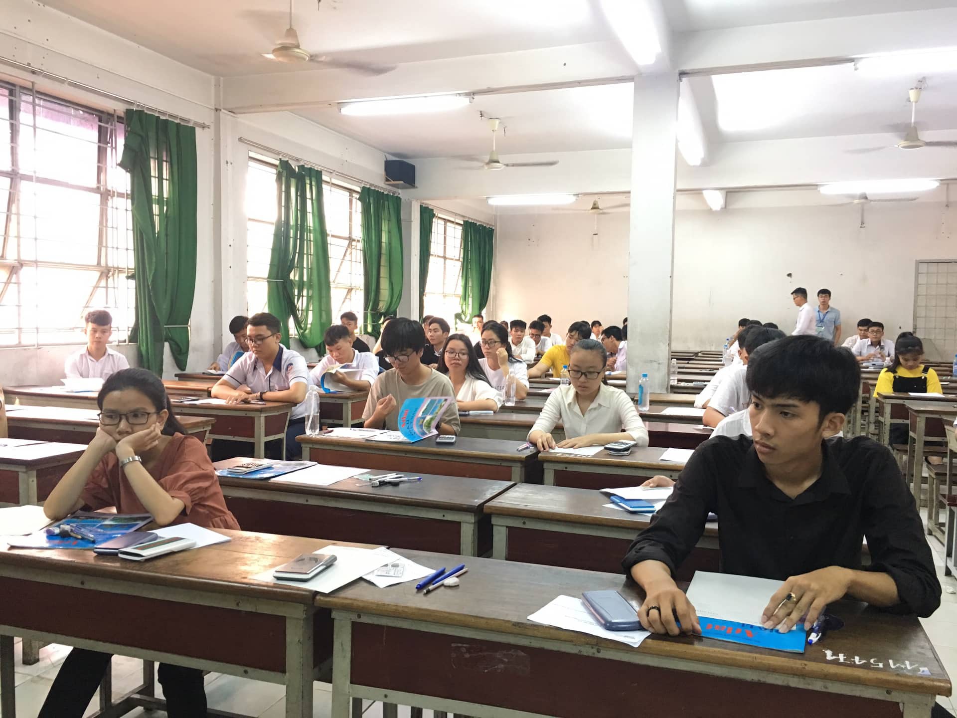 Gian lận điểm thi: Bỏ thi tốt nghiệp THPT sẽ buông lỏng việc học - Ảnh 2. Gian lận điểm thi: Bỏ thi tốt nghiệp THPT sẽ buông lỏng việc học - Ảnh 2.