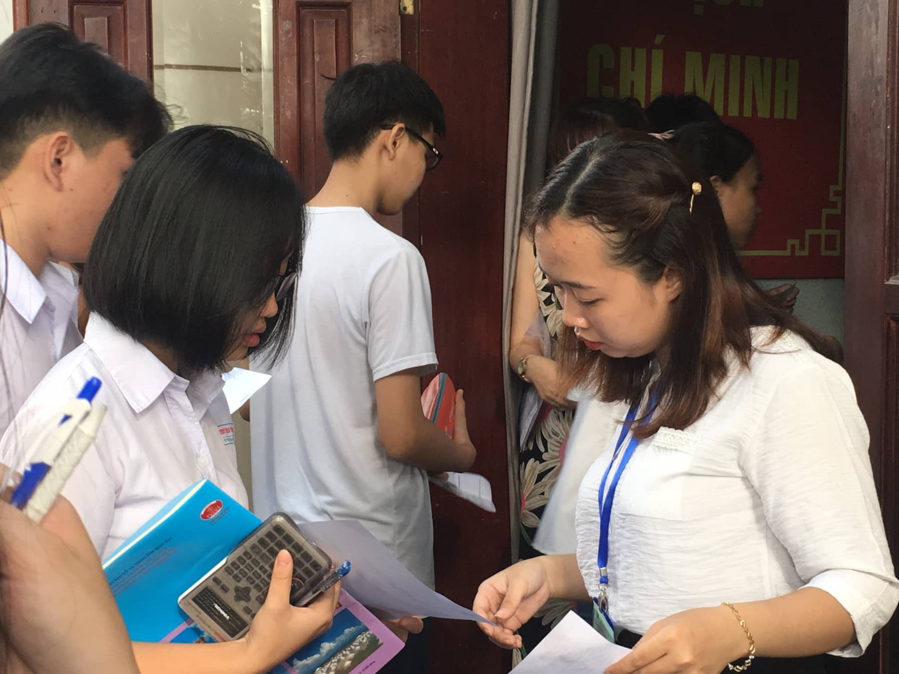 Gian lận điểm thi: Bỏ thi tốt nghiệp THPT sẽ buông lỏng việc học - Ảnh 1. Gian lận điểm thi: Bỏ thi tốt nghiệp THPT sẽ buông lỏng việc học - Ảnh 1.