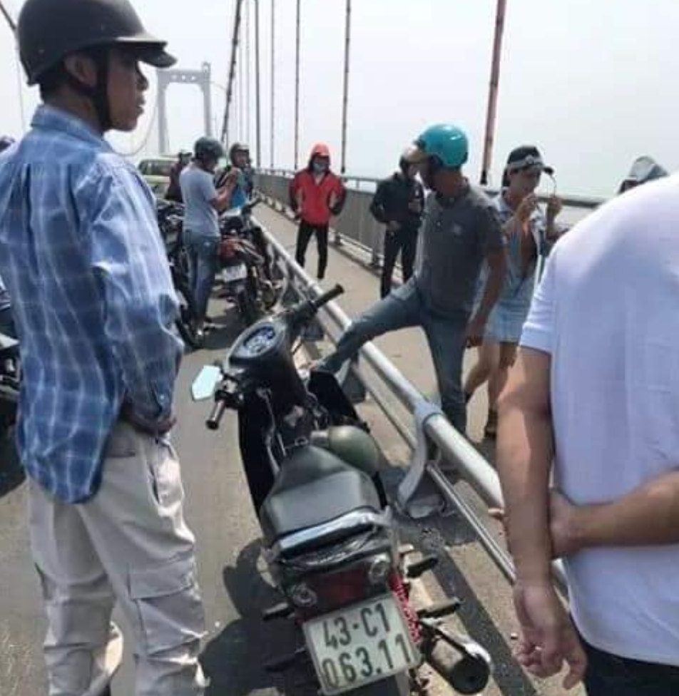 Thanh niên nhậu say để dép, xe máy trên cầu rồi về nhà ngủ, hàng chục công an Đà Nẵng tìm kiếm - Ảnh 1. Thanh niên nhậu say để dép, xe máy trên cầu rồi về nhà ngủ, hàng chục công an Đà Nẵng tìm kiếm - Ảnh 1.